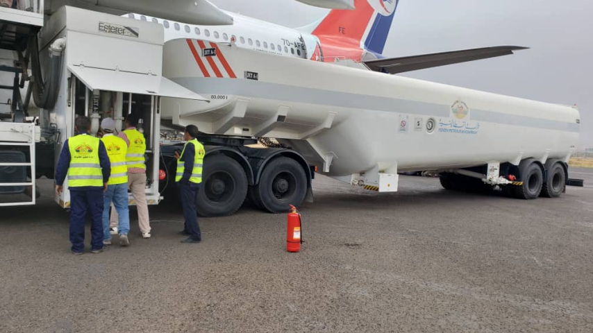 لأول مرة منذ بداية الحرب.. وقود الطائرات متوفر في مطار صنعاء